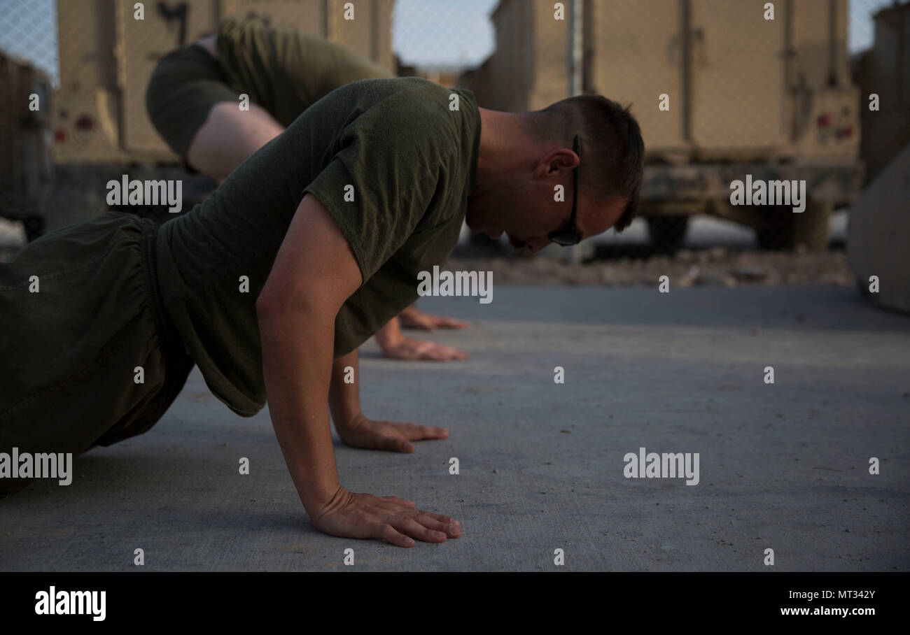 Conseiller maritime des États-Unis avec la Force sud-ouest effectue une burpee pendant un cours de circuit à l'Aérodrome de Bost, le 21 juillet 2017. Le circuit cours a eu lieu pour commémorer le 15 Marines et un marin qui ont perdu la vie lorsque le KC-130T Hercules s'est écrasé le 10 juillet 2017. (U.S. Marine Corps photo par le Sgt. Justin T. Updegraff) Banque D'Images