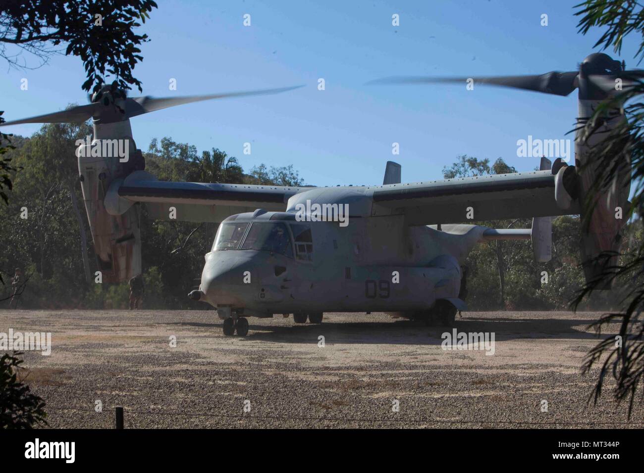 Marines avec Lima Company, l'Équipe de débarquement du bataillon, 3e Bataillon, 5ème Marines, publiez la sécurité en tant que MV-22B avion à rotors basculants Osprey terres pendant un raid amphibie dans le cadre de l'exercice, à 17 Sabre Talisman Plage d'eau douce, zone d'entraînement de Shoalwater Bay, Queensland, Australie, le 19 juillet 2017. BLT 3/5, le sol Élément de combat de la 31e Marine Expeditionary Unit, est l'exploration des concepts et des nouvelles technologies comme la force de la mer dédié à Dragon 2025, une initiative du Marine Corps pour préparer les futures batailles. Talisman Sabre est un exercice visant à améliorer l'interopérabilité Banque D'Images