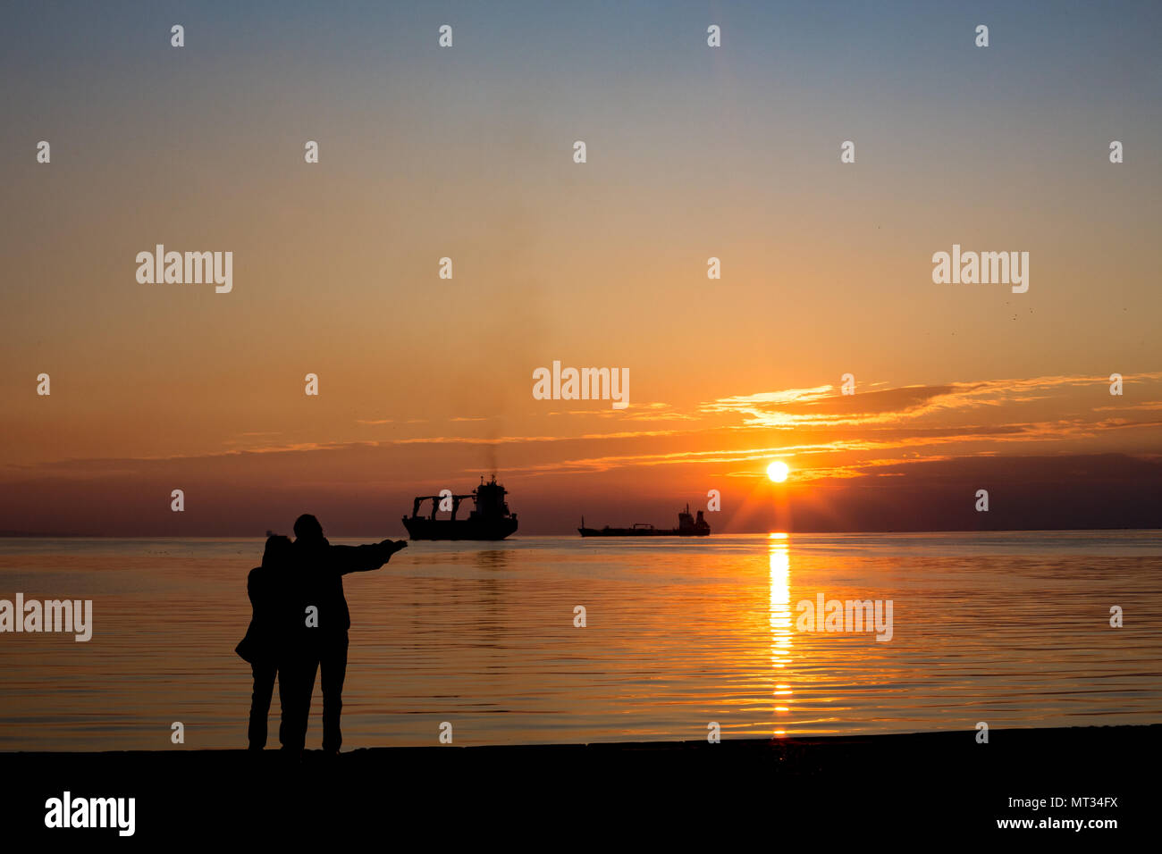 Deux Personne Le Soleil Point Couple Silhouette Par La Mer