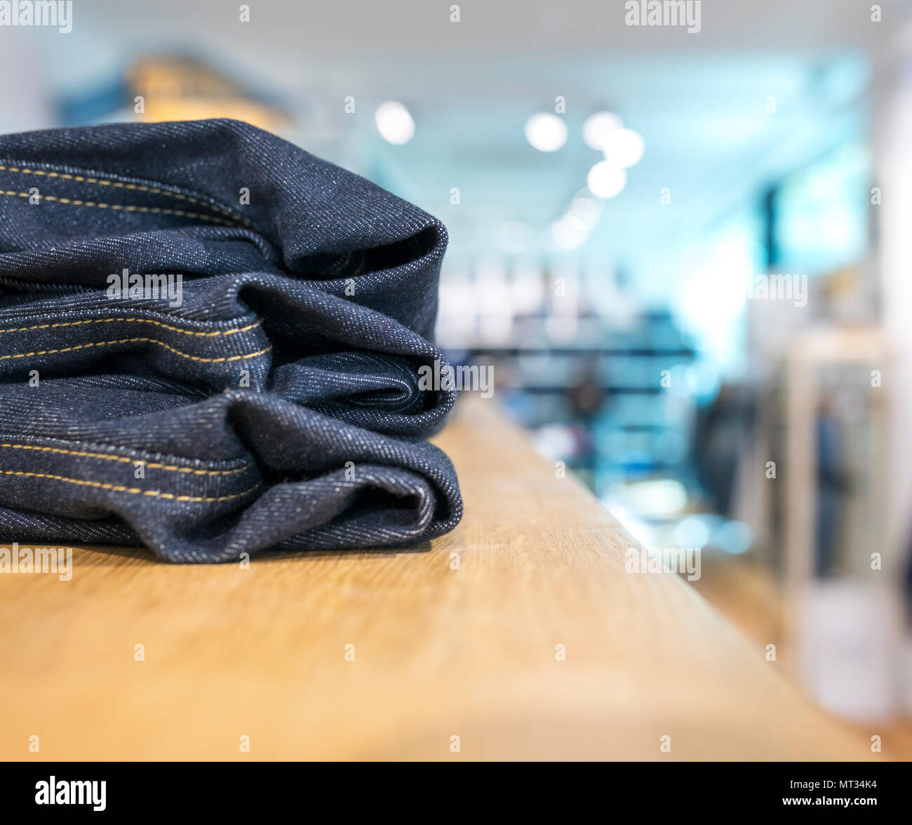 Denim Jeans ou pantalon sur une étagère dans une boutique de vêtements et de vêtements magasin ou boutique au Royaume-Uni Banque D'Images