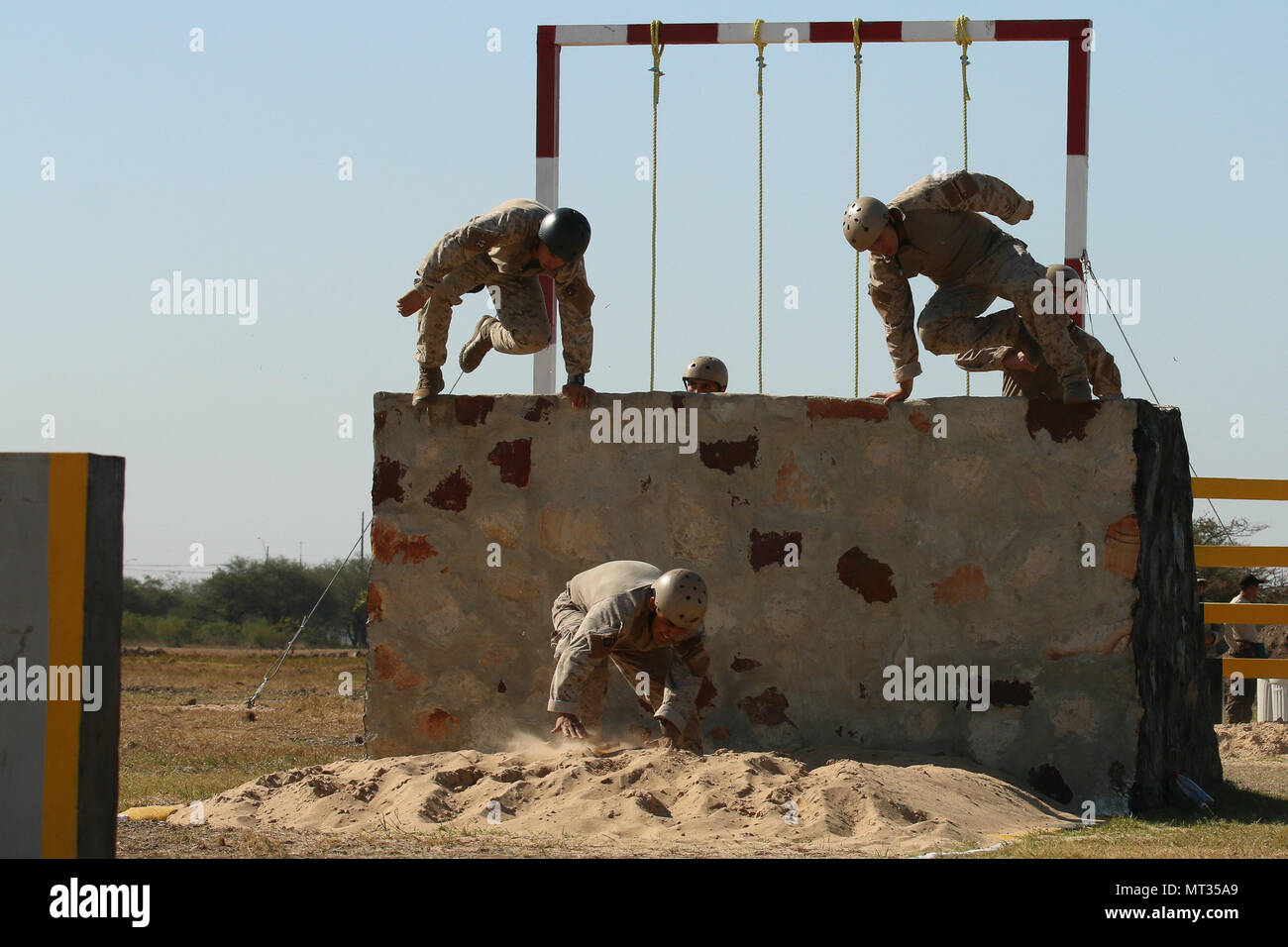 Concurrents chiliens sauter en bas d'un obstacle, le 24 juillet 2017, au cours de Fuerzas Comando dans Vista Alegre, au Paraguay. Fuerzas Comando favorise l'interopérabilité entre les pays concurrents, grâce à une compétition amicale. (U.S. Photo de l'armée par la CPS. Elizabeth Williams/libérés) Banque D'Images