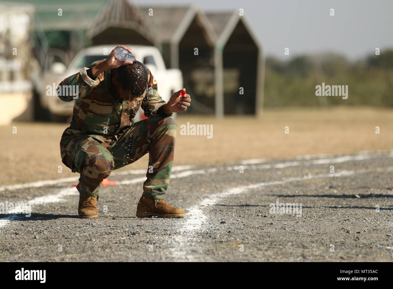 Un concurrent dominicaine cools lui-même après avoir terminé une épuisante course à obstacles le 24 juillet 2017, au cours de Fuerzas Comando dans Vista Alegre, au Paraguay. L'événement exige de la force et de la résistance individuelle de leurs concurrents, mais aussi d'équipe à surmonter certains obstacles. (U.S. Photo de l'armée par la CPS. Elizabeth Williams/libérés) Banque D'Images