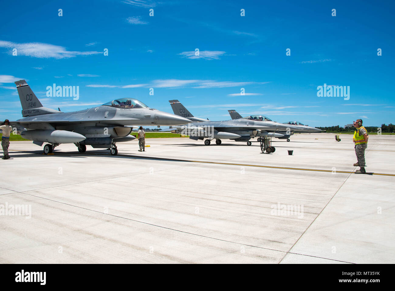 Les aviateurs de l'US Air Force affecté à la 140e Escadre, Colorado Air National Guard, effectue une inspection avant vol d'un F-16 Falcon pour un vol d'entraînement à Kadena Air Base, Okinawa, Japon, Juillet 12, 2017. Les aviateurs sont soutenir le paquet sécurité Théâtre (TSP), une mission d'entraînement de routine responsable d'aider à maintenir la stabilité et la sécurité dans la région du Pacifique. (U.S. Air National Guard photo de Tech. Le Sgt. Nicole Manzanares/libérés) Banque D'Images