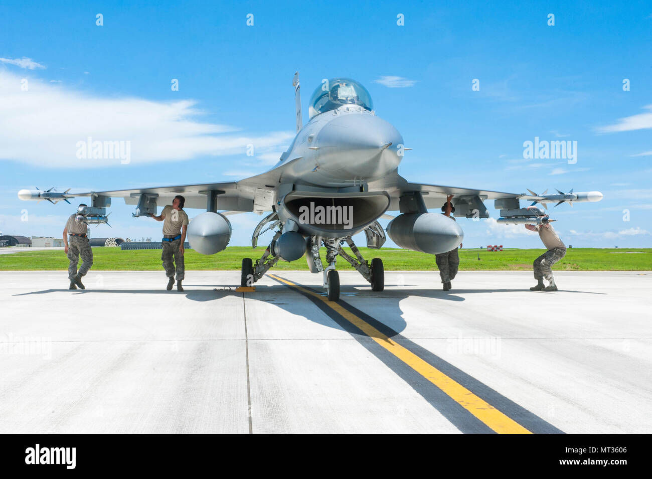 Les aviateurs de l'US Air Force affecté à la 140e Escadre, Colorado Air National Guard, effectue une inspection avant vol d'un F-16 Falcon pour un vol d'entraînement à Kadena Air Base, Okinawa, Japon, Juillet 12, 2017. Les aviateurs sont soutenir le paquet sécurité Théâtre (TSP), une mission d'entraînement de routine responsable d'aider à maintenir la stabilité et la sécurité dans la région du Pacifique. (U.S. Air National Guard photo de Tech. Le Sgt. Nicole Manzanares/libérés) Banque D'Images