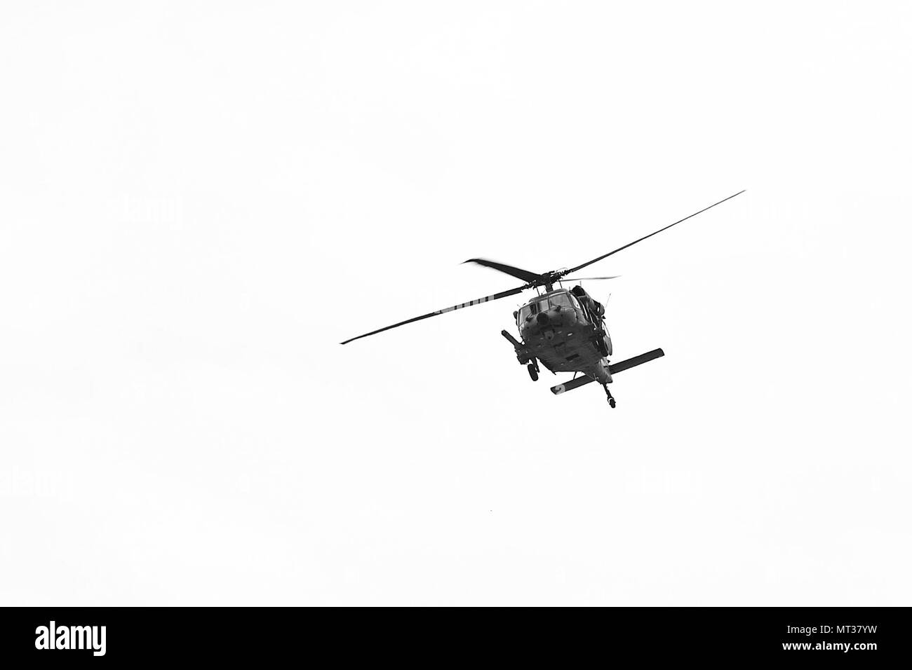 Un HH-60G Pave Hawk du 66e Escadron de sauvetage effectue les opérations de vol sur la base aérienne Nellis, Nevada, au cours de drapeau rouge 17-3 24 Juillet, 2017. Le Pave Hawk est le premier ministre de l'Air Force de l'hélicoptère de recherche et sauvetage de combat et est capable de fonctionner en combat et dans les opérations humanitaires. (U.S. Air Force photo par un membre de la 1re classe Andrew D. Sarver/libérés) Banque D'Images