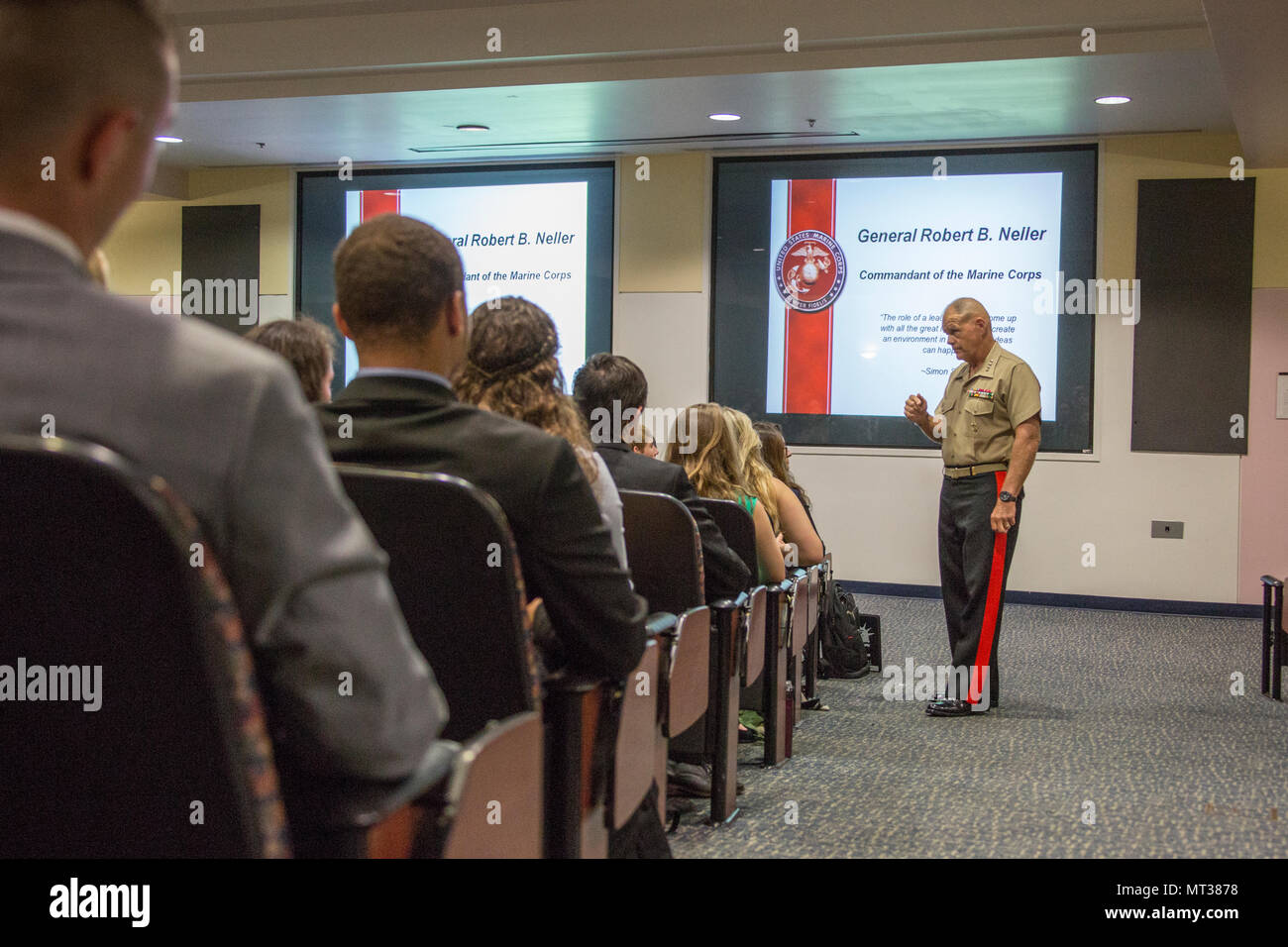 Commandant de la Marine Corps le général Robert B. Neller parle aux étudiants à l'American University (AU), Washington, D.C, le 25 juillet 2017. Neller visité AU à prendre la parole lors de la Conférence sur le leadership étudiant national. (U.S. Marine Corps photo par le Cpl. Samantha K. Braun) Banque D'Images
