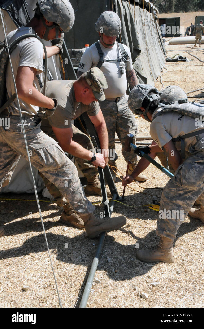 3ème commande (Médical) de soutien au déploiement d'un hôpital de soutien au combat 345de Jacksonville, Floride, commandé par le colonel Noel Rythme, est l'un des publics cibles de formation participant au Medic Global 2017 à Fort Hunter Liggett, en Californie. Les près de 250 soldats affectés à la CSH a passé les premiers jours de la mise en place de l'hôpital et l'obtenant prêt à commencer à recevoir des patients. L'exercice fonctionne 8-28 Juillet, 2017. Global Medic's formation unique permet aux médecins de réserve de l'armée américaine pour former des unités multi-composants avec leurs conjoints et partenaires dans le cadre de l'America's Army Réserver evo Banque D'Images