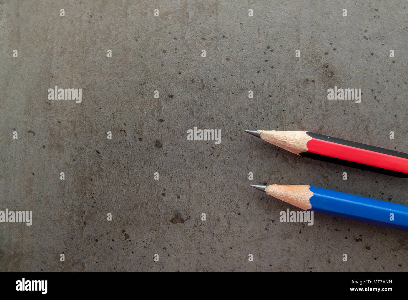 Deux crayons sur un tableau gris foncé Banque D'Images