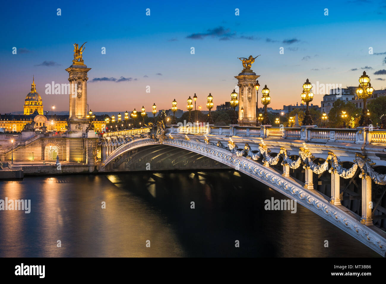 Pont Alexandre III de nuit à Paris, France Banque D'Images