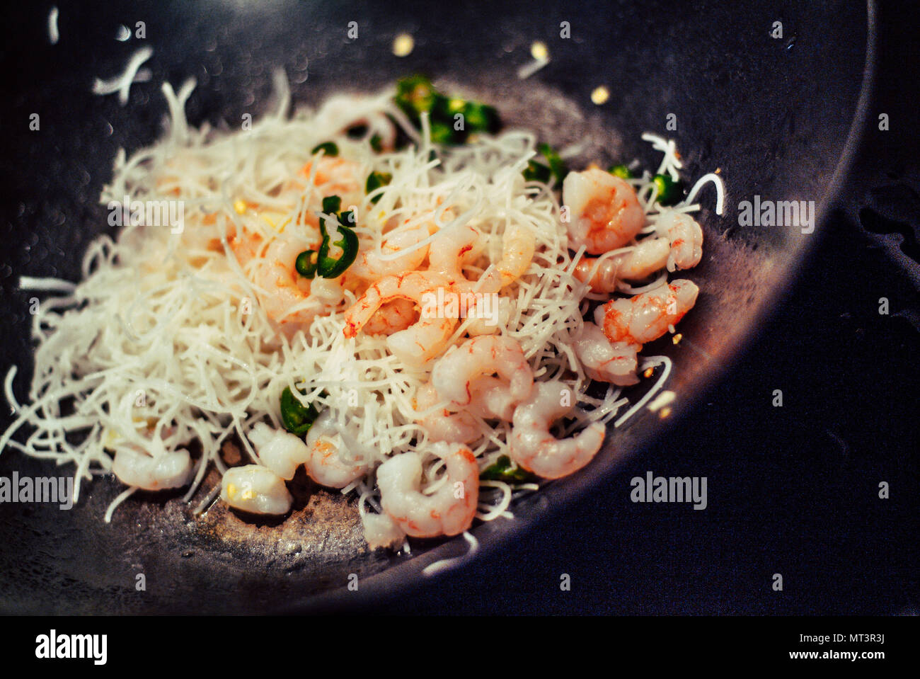 Photo gros plan d'un sauté de crevettes par cuisson dans un wok Banque D'Images