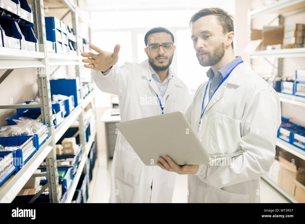 Les techniciens de laboratoire usine occupée Conservation de registres d'appareils Banque D'Images