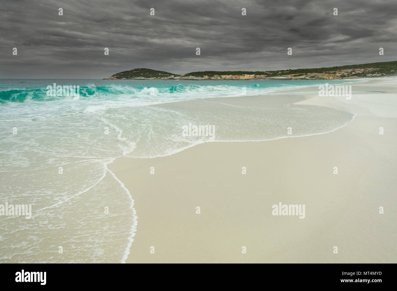 Le cap de l'aride Dolphin Cove sous de sombres nuages. Banque D'Images