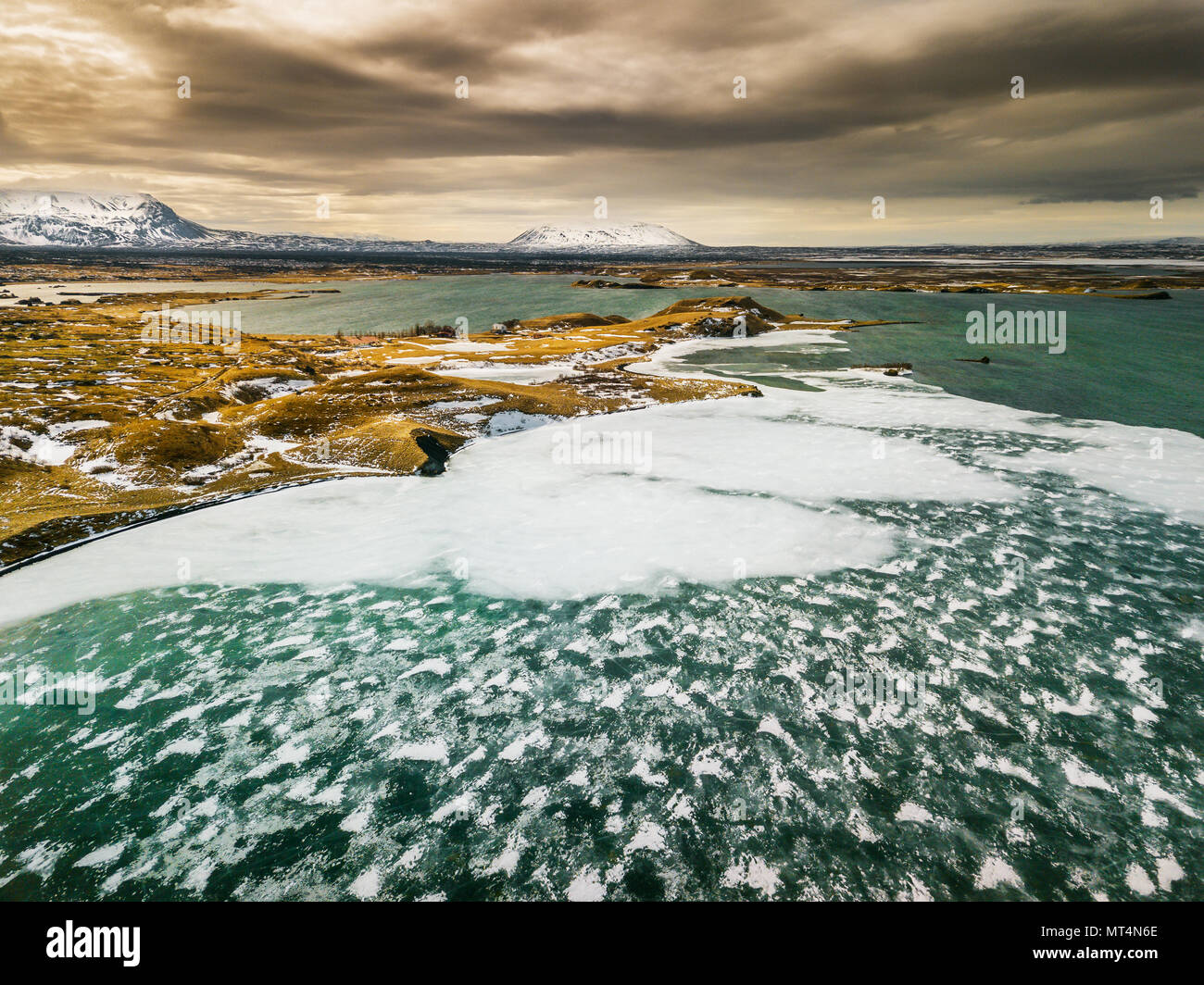 Neige sur le lac Myvatn. Banque D'Images