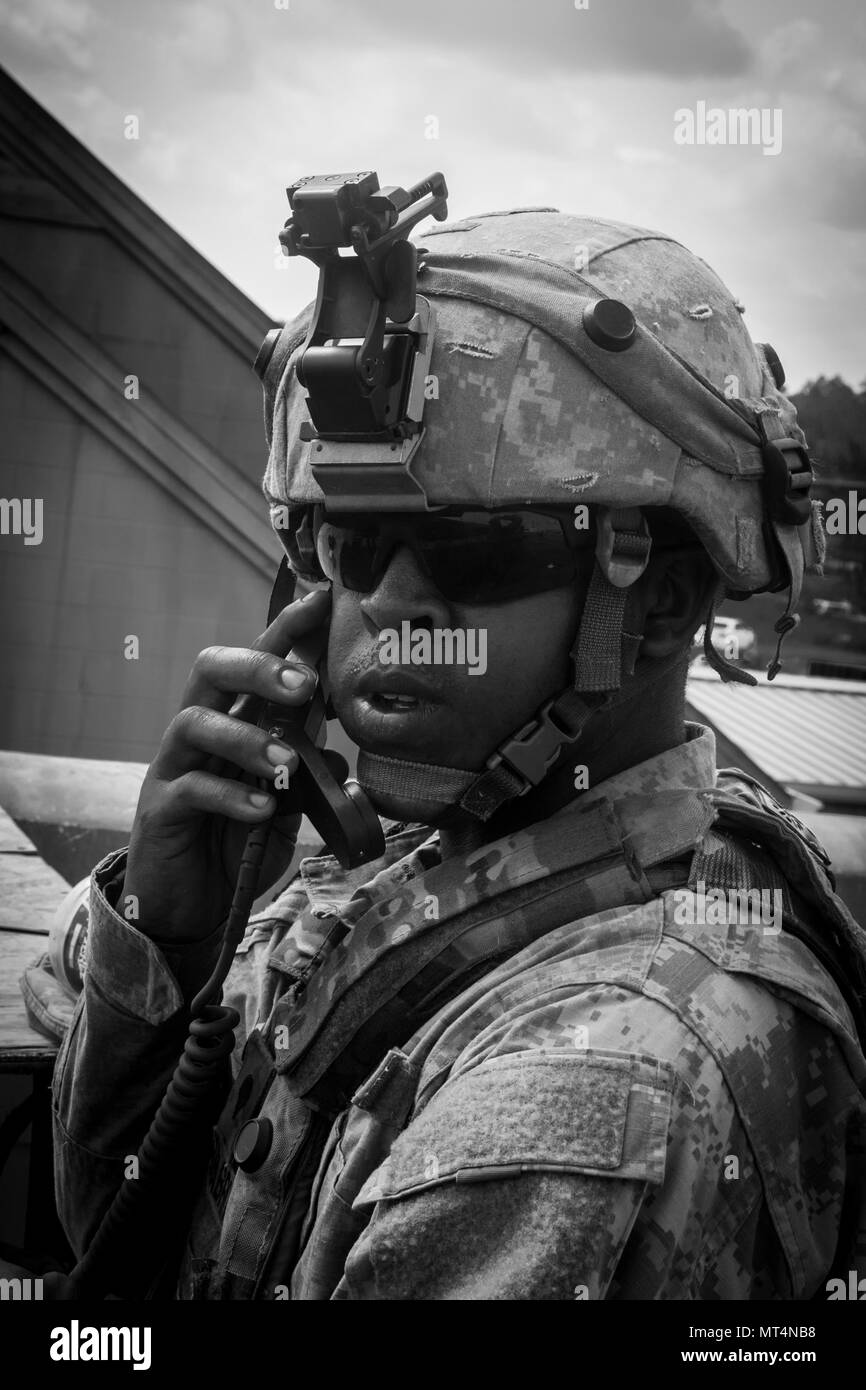 La CPS. Sanaberia Gilberto, de San Juan, Puerto Rico, de la société B, 1er Bataillon, 65ème d'infanterie, la Garde nationale de Puerto, radios un convoi qu'il s'approche d'un point de contrôle à la Joint Readiness Training Centre, à Fort Polk, en Louisiane, le 26 juillet 2017. La compagnie d'infanterie de Porto Rico est affecté en tant que partie de l'Indiana, du 1er bataillon du 293e d'infanterie, 76e Infantry Brigade Combat Team. Photo par le Sgt. 1re classe David Bruce, 38e Division d'infanterie, Affaires publiques Banque D'Images