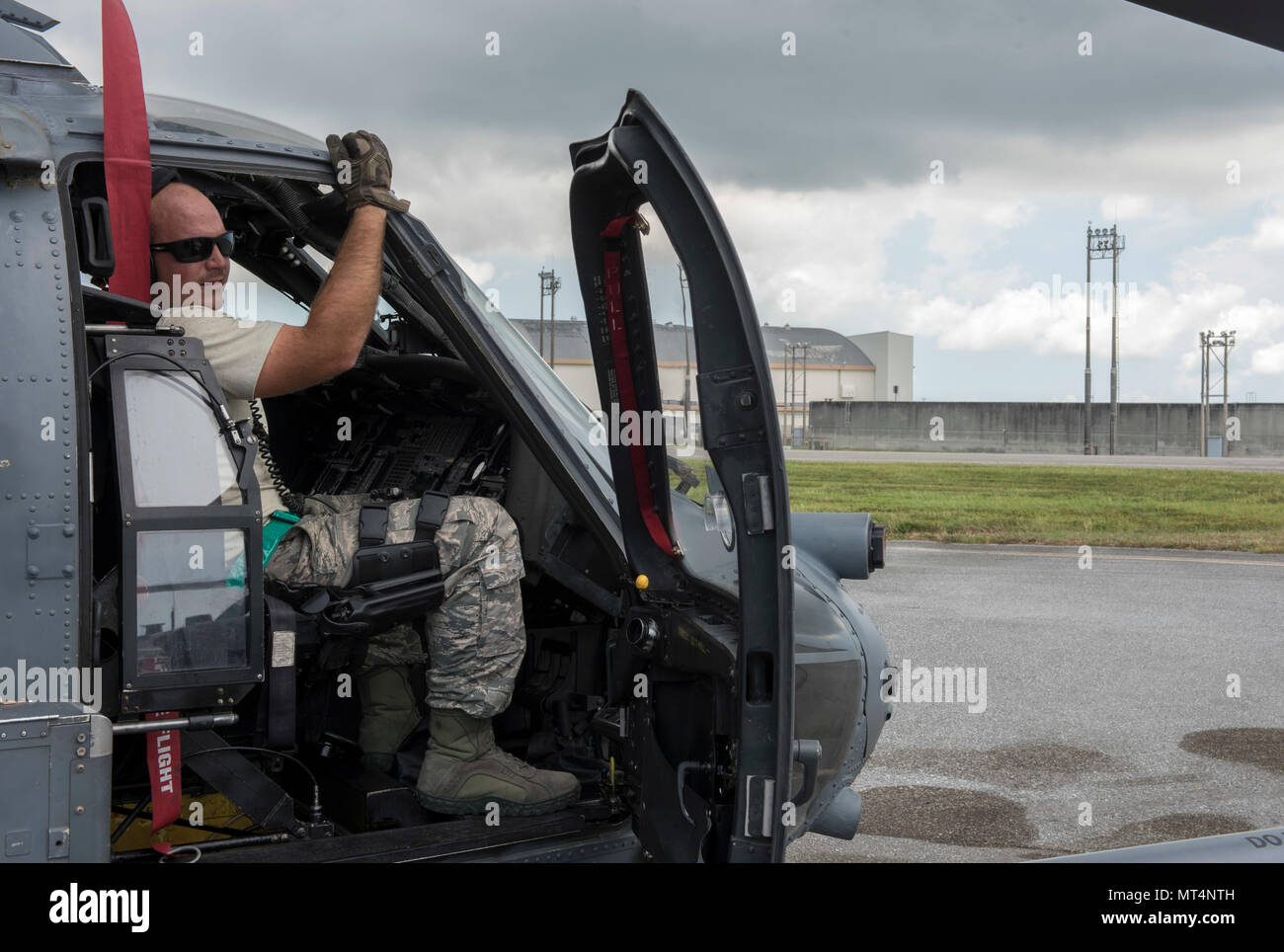 Les cadres supérieurs de l'US Air Force Airman Zachary Hough, 33e Unité de maintenance d'hélicoptères section armes charge d'armes d'équipage, s'exécute sur un contrôle des systèmes d'armes HH-60 Pave Hawk de la 33e Escadron de sauvetage Le 26 juillet 2017, à Kadena Air Base, au Japon. La 33e rouge joue un rôle vital dans le maintien de la paix et de la stabilité dans la région du Pacifique en fournissant de l'avant la projection de puissance et de rechercher, de sauvetage et de récupération les capacités de mission. (U.S. Photo de l'Armée de l'air par les cadres supérieurs d'un membre de la John Linzmeier) Banque D'Images