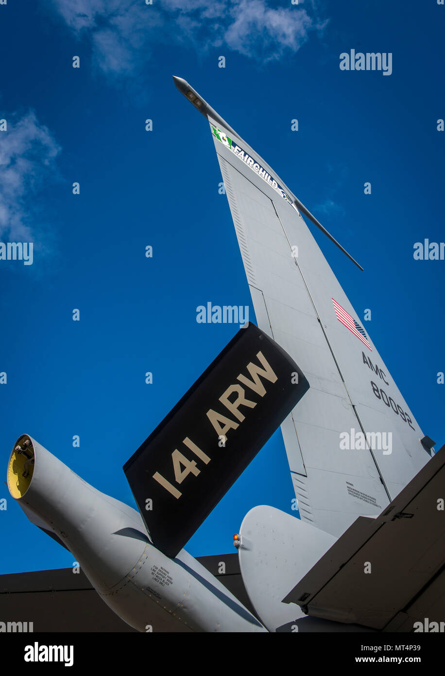 Le ravitaillement en vol d'une flèche U.S. Air Force KC-135 Stratotanker affecté à la 92e Escadre de ravitaillement en vol de Fairchild Air Force Base, Wash., reprend celle de la 141e Escadre de ravitaillement en vol sur l'une des ailes à flèche directionnelle de l'Aéroport International de Nadi à Nadi, Fidji, 25 juillet 2017. Le service actif KC-135, a été piloté par un équipage entièrement composé de citoyens de la Garde nationale aérienne de Washington des aviateurs qui ont fourni le principal moyen de transport aérien pour le personnel de la mission pacifique Angel 17-3, de marchandises et de fournitures. La Force totale conjointe multilatérale de l'équipe de l'entreprise consacré plus de 2 wee Banque D'Images