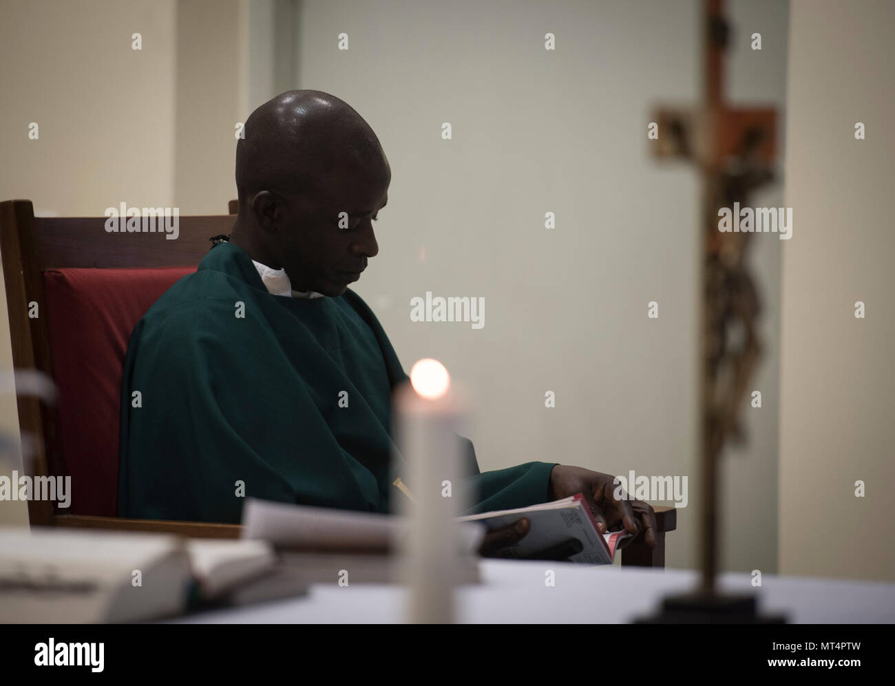 Aumônier (Capt) John Appiah, 455 e Escadre expéditionnaire aérienne, lit un passage lors d'un service religieux à Hamid Karzaï, l'aéroport international de Kaboul, Afghanistan, le 23 juillet 2017. Les équipes d'assistance religieuse de l'AEW 455 e fournir un soutien spirituel dans sept régions de l'Afghanistan. (U.S. Photo de l'Armée de l'air par le sergent. Benjamin) Gonsier Banque D'Images