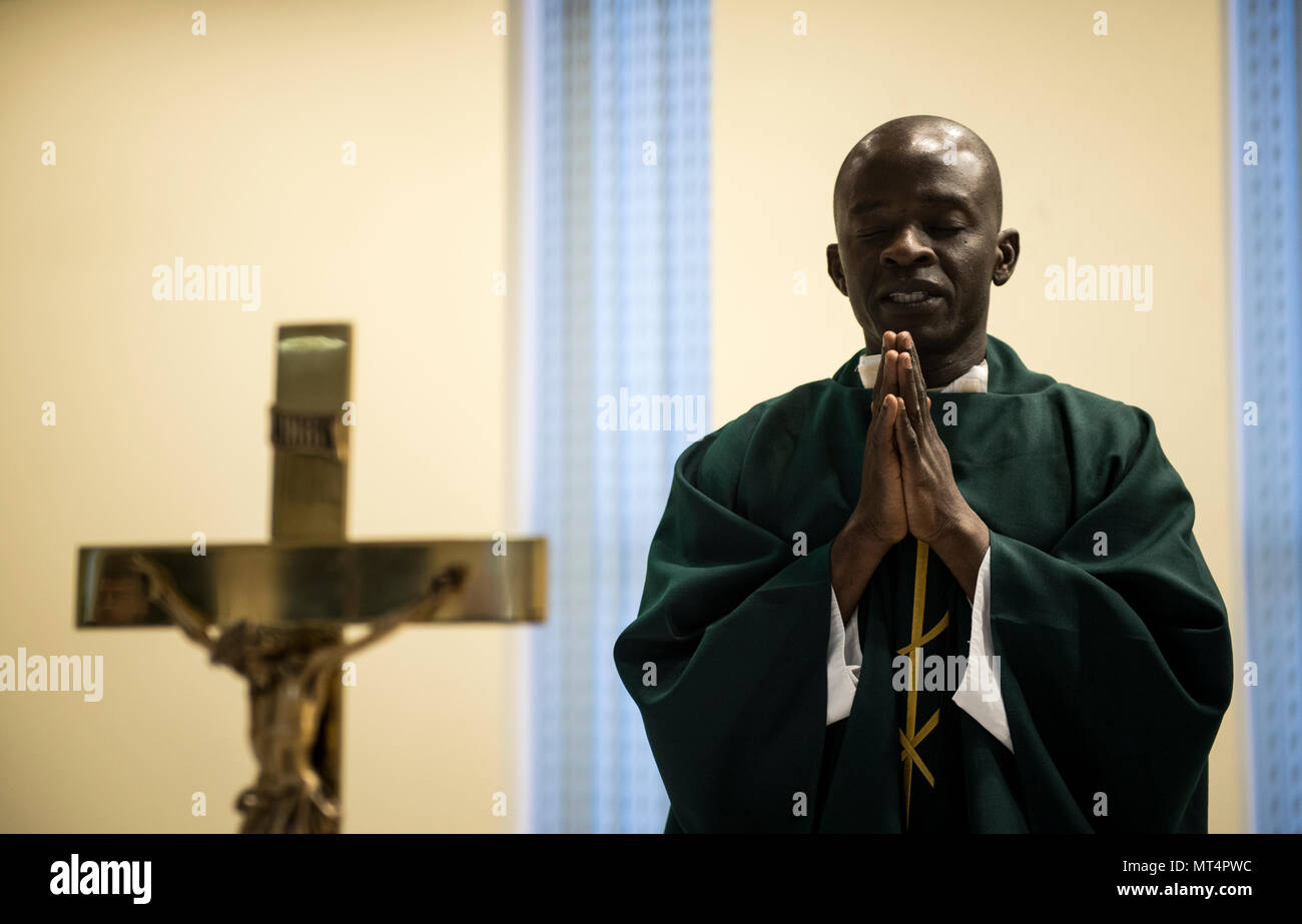 Aumônier (Capt) John Appiah, 455 e Escadre expéditionnaire aérienne, conduit une prière lors d'un service religieux à Hamid Karzaï, l'aéroport international de Kaboul, Afghanistan, le 23 juillet 2017. Les équipes d'assistance religieuse de l'AEW 455 e fournir un soutien spirituel dans sept régions de l'Afghanistan. (U.S. Photo de l'Armée de l'air par le sergent. Benjamin) Gonsier Banque D'Images
