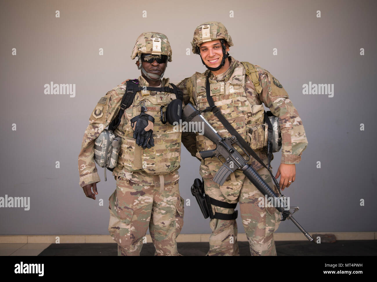Aumônier (Capt) John Appiah et le sergent. Christopher Rodriguez, 455 e Escadre expéditionnaire aérienne, se préparer à quitter Hamid Karzai, l'aéroport international de Kaboul, le 23 juillet 2017. Étant donné que les aumôniers sont des non-combattants, leurs assistants, si pas de formation des gardes du corps, s'occuper de la responsabilité de défendre leur aumônier si dans une situation hostile. (U.S. Photo de l'Armée de l'air par le sergent. Benjamin) Gonsier Banque D'Images