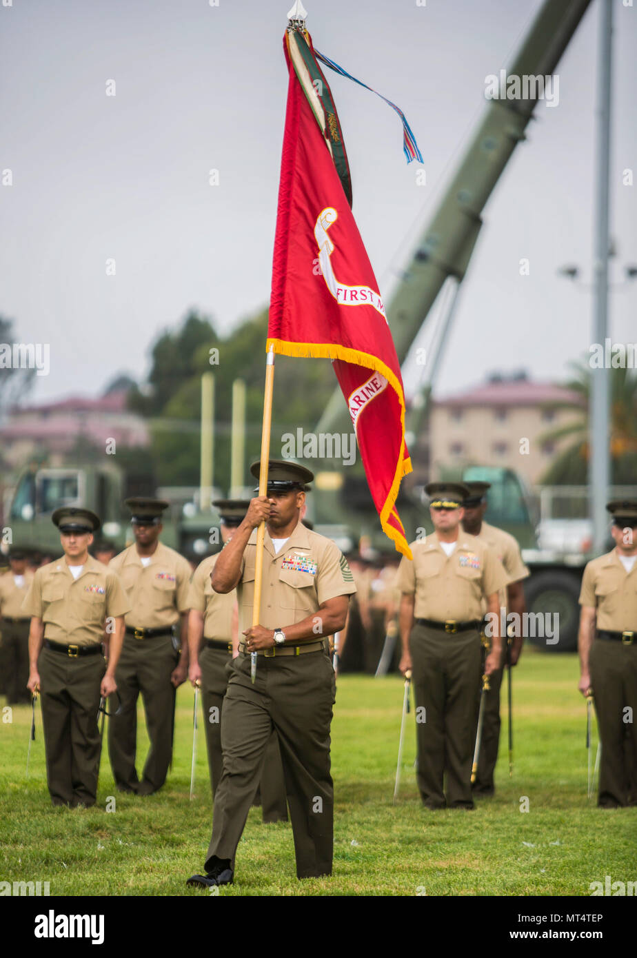 CAMP PENDLETON, en Californie - Le Sergent des Marines des États-Unis. Le major Lonnie N. Travis, sergent-major du 1er Groupe logistique marine, promenades l'unité couleurs à Brigue. Le général David A. Ottignon, qui a quitté son commandement à Brigue. Le général Stephen D. Sklenka au cours d'une cérémonie de passation de commandement à Camp Pendleton, 28 juillet 2017. Environ 8 000 marins et Marines servent de nombreuses spécialités professionnelles au sein de la 1ère MLG, comprenant six fonctions de logistique : l'approvisionnement, de l'entretien, le transport, l'ingénierie, les services de santé et les services de la commande. (U.S. Marine Corps photo par Lance Cpl. Joseph Sorci) Banque D'Images