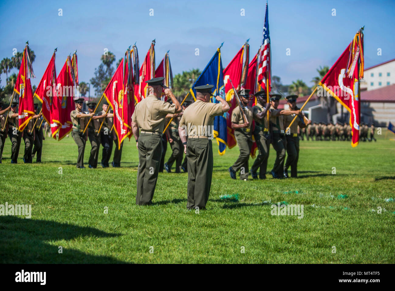 CAMP PENDLETON, en Californie - Marines des États-Unis, Brig. Gens. David A. Ottignon, gauche, et Stephen D. Sklenka, saluer les couleurs lors d'un passage en revue de leur 1er Groupe logistique maritime changement de commandement au Camp Pendleton, 28 juillet 2017. La note à l'examen permet au commandant venant en sens inverse d'inspecter les Marines et les marins qu'ils mars passé. (U.S. Marine Corps photo par Lance Cpl. Joseph Sorci) Banque D'Images