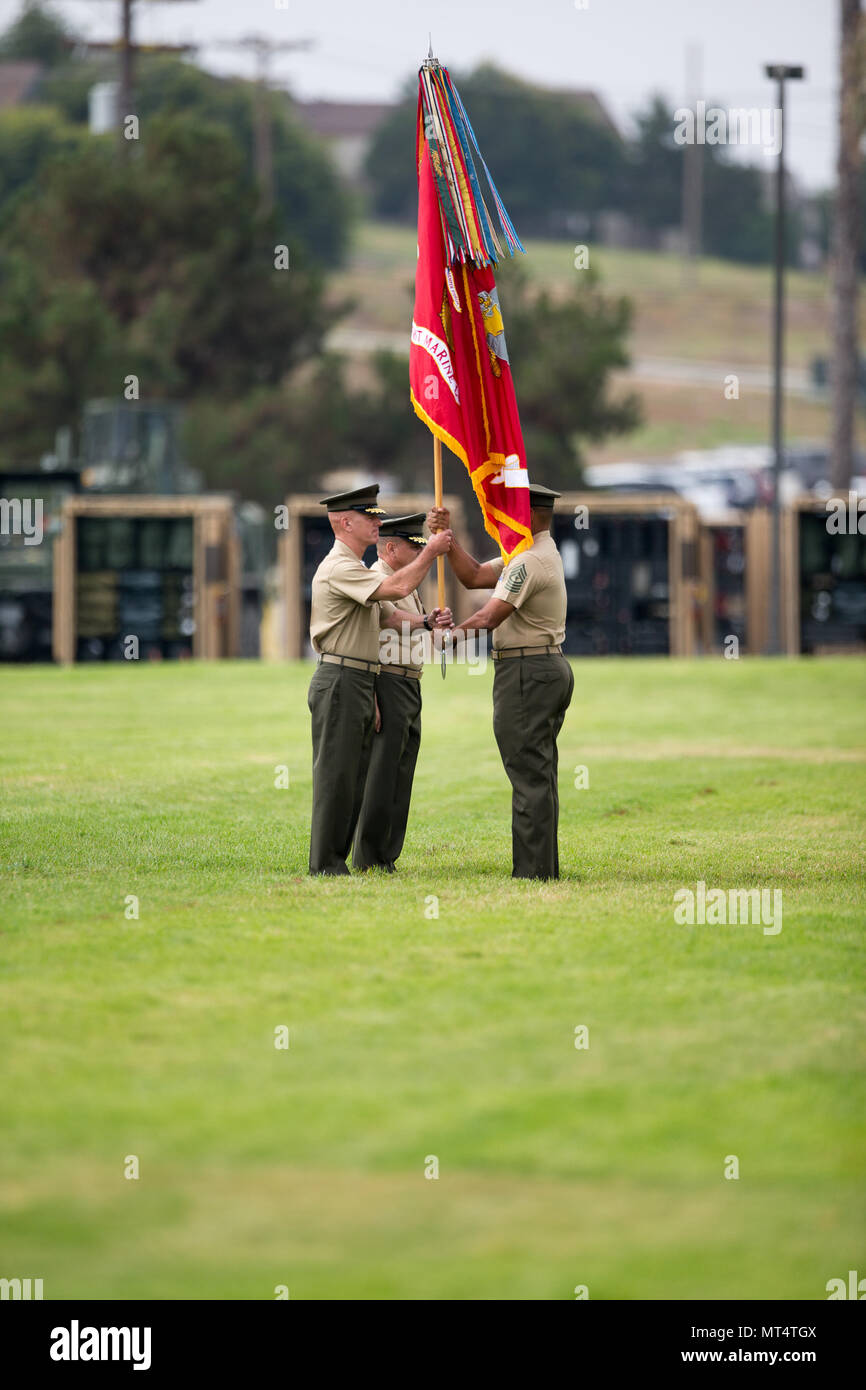 CAMP PENDLETON, en Californie. Le sergent des Marines des États-Unis. Le major Lonnie N. Travis, 1er sergent-major du Groupe logistique maritime, les mains l'unité couleurs pour le général commandant, le brigadier. Le général David A. Ottignon, au cours du 1er Groupe Logistique Maritime cérémonie de passation de commandement à Camp Pendleton, 28 juillet 2017. Le brig. Gen. Ottignon prend le commandement du 1er juillet 2015 en train d'. Sous sa direction, les Marines, marins et unités subordonnés mis sa plus haute priorité - être prêtes au combat pour des déploiements à l'appui de JE Marine Expeditionary Force. (U.S. Marine Corps photo par le Sgt. Rodion Zabolotniy) Banque D'Images