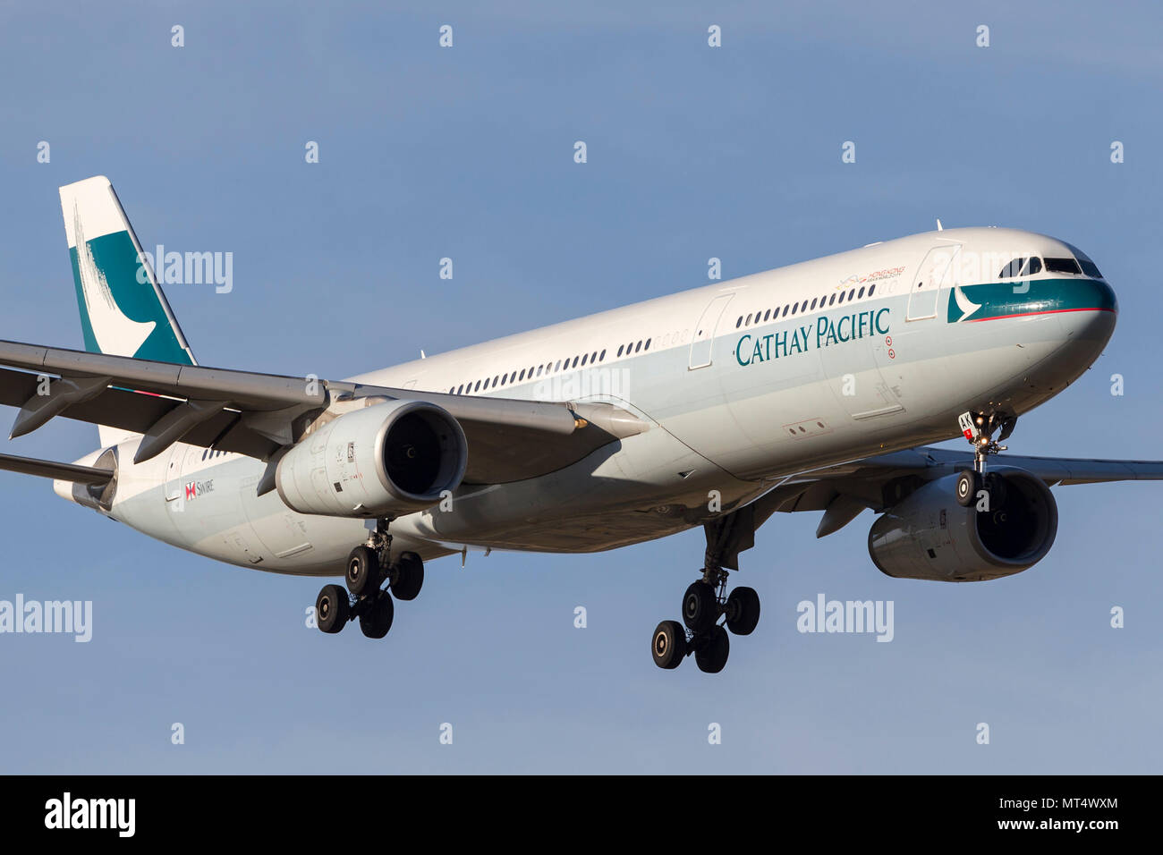 Cathay Pacific Airbus A330-343 B-avion de LAK en approche pour atterrir à l'Aéroport International de Melbourne. Banque D'Images