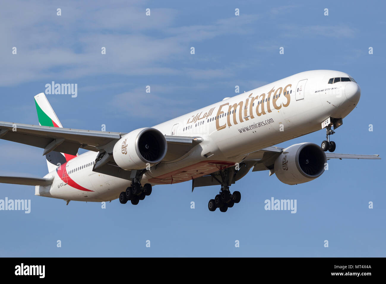 Unis avion Boeing 777-300 A6-voiture VEQ en approche pour atterrir à l'Aéroport International de Melbourne. Banque D'Images
