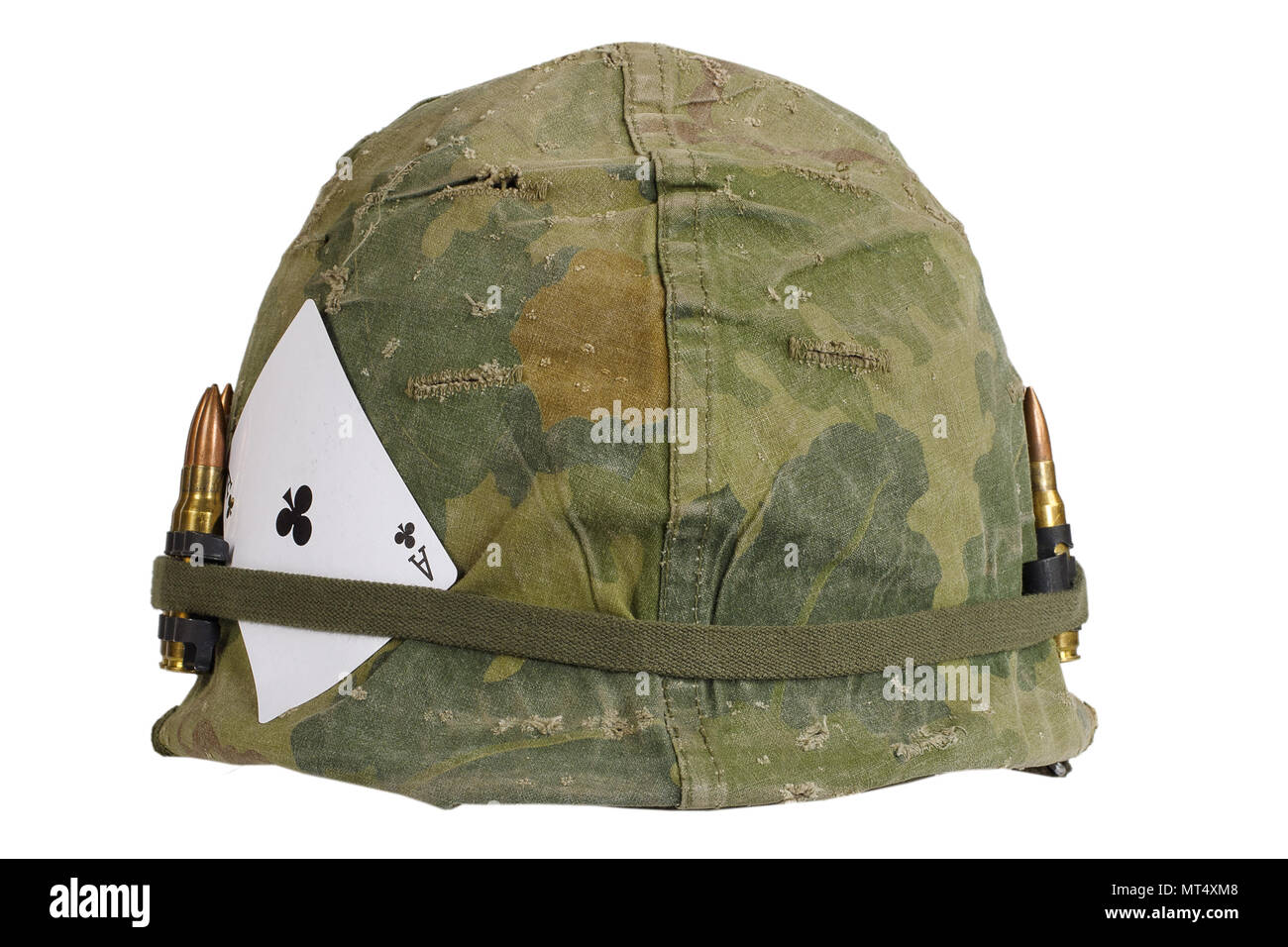 Casque de l'Armée US Vietnam guerre avec couverture de camouflage et des munitions et de la courroie d'Amulet - ace of clubs carte à jouer Banque D'Images