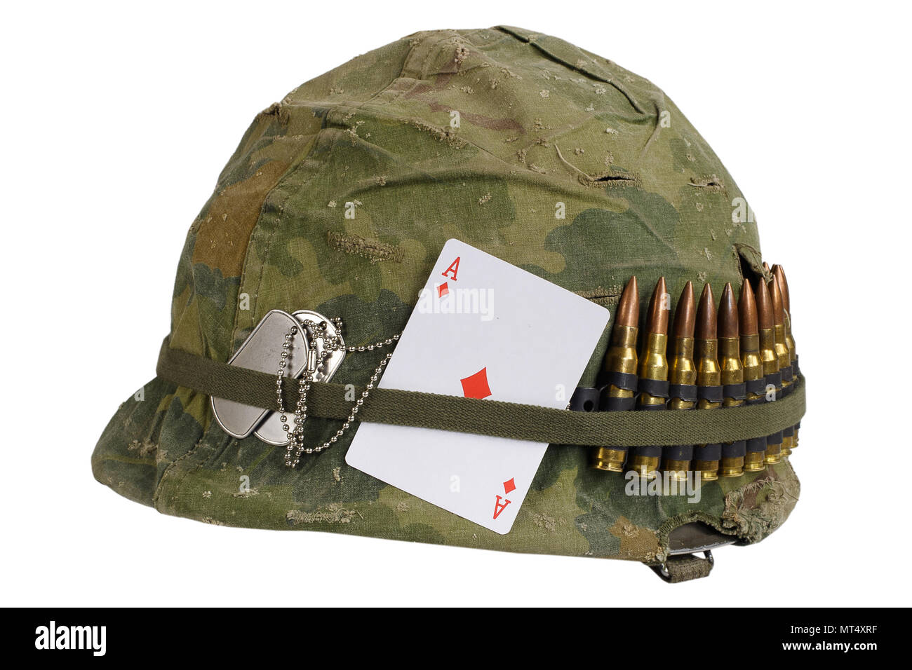 Casque de l'Armée US Vietnam guerre avec couverture de camouflage et de  munitions ceinture, dog tag et amulet - carte à jouer ace de diamants Photo  Stock - Alamy