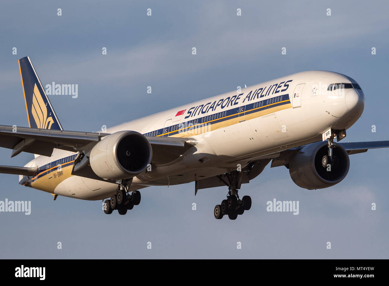 Singapore Airlines Boeing 777-300 (777-312/ER) avion de 9V-SWR en approche pour atterrir à Melbourne International Banque D'Images