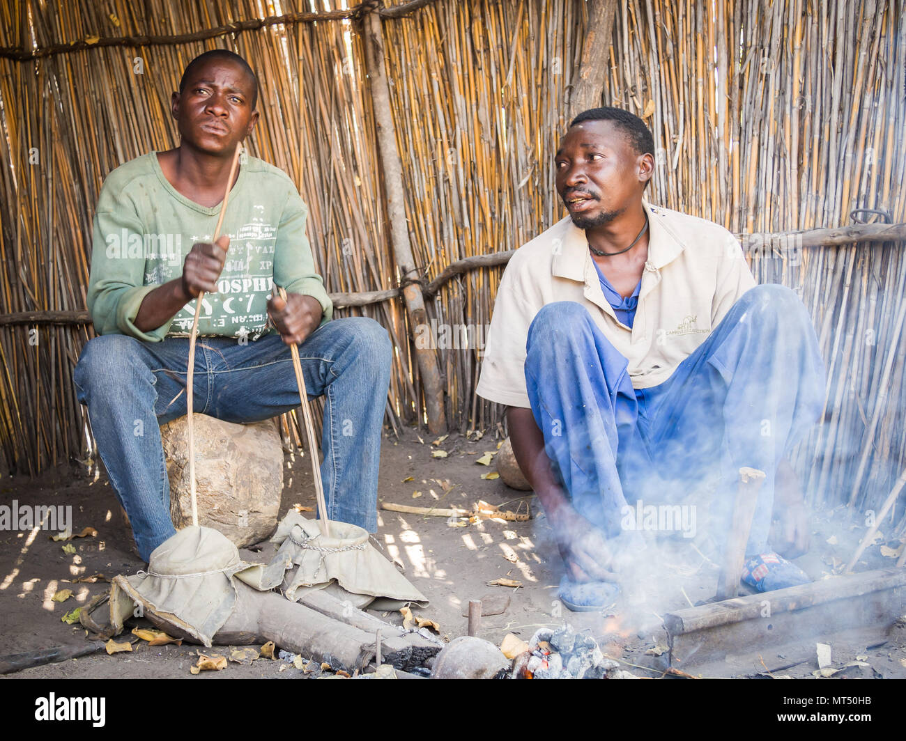 Luzibalule, Namibie - Août 13, 2015 : deux hommes non identifiés d'exploitation de l'Afrique traditionnelle forge à Lizauli Traditional Village Banque D'Images