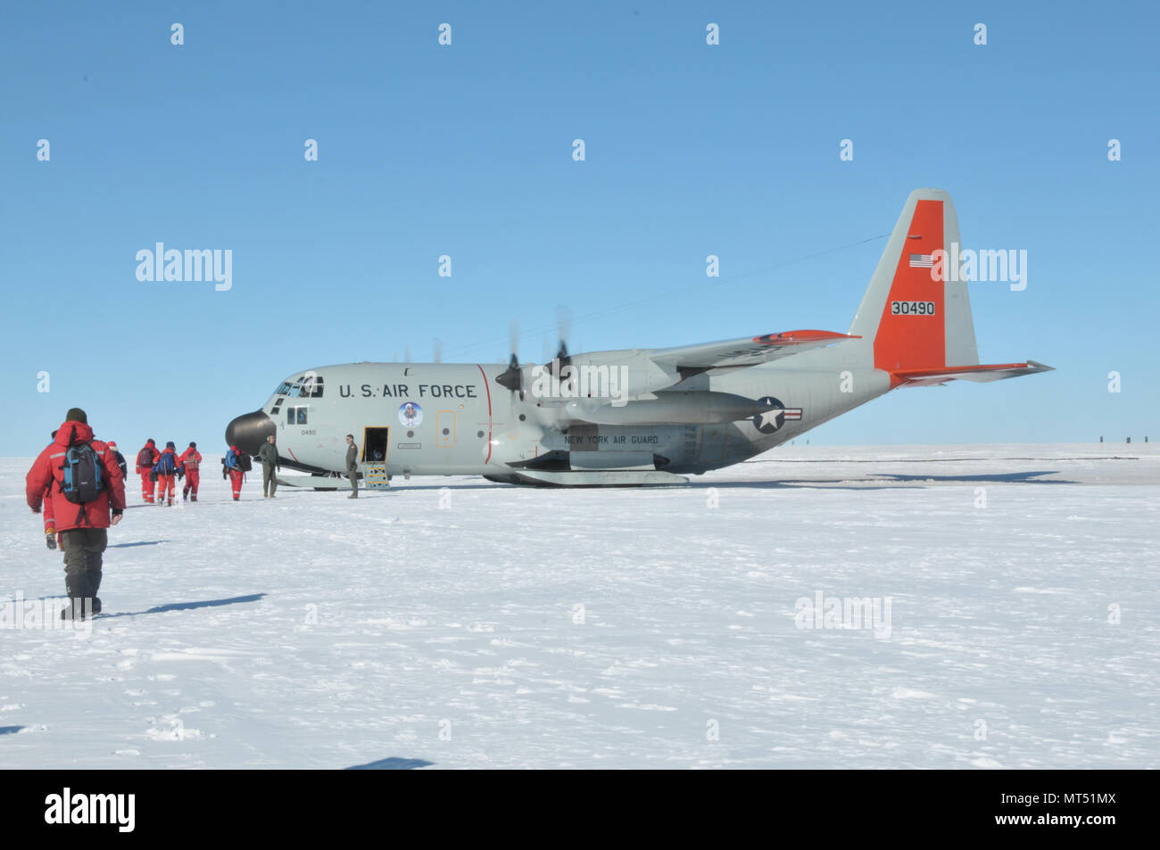 Les scientifiques qui avait été vivant à proximité du cercle arctique au Groenland pendant environ six semaines à bord d'un 109e Airlift Wing LC-130 Skibird à partir de la Garde nationale aérienne de New York dirigé par ce redéploiement à Kangerlussuaq, Groenland, 29 juillet 2017. C'était la 13e mission le 109e Airlift Wing faite à l'Est du Groenland Projet Core (GRIP) cette saison pour transporter des marchandises et des scientifiques. La Garde nationale aérienne des États-Unis photo par le Sgt. Catharine Schmidt. Banque D'Images