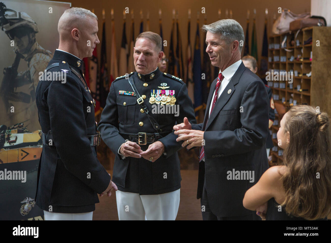 De gauche à droite, le colonel du Corps des Marines américain Tyler J. Zagurski, commandant de Marine Barracks, Washington, le Lieutenant-général Robert S. Walsh, commandant général, Marine Corps Combat Development Command, et commandant adjoint, le développement des méthodes de combat et de l'intégration et la U.S. Rep. Robert J. Wittman, le membre du Congrès du 1er district de Virginie, la parole au cours d'une parade au coucher du soleil accueil à l'égard des femmes dans le service militaire pour l'Amérique, Memorial Arlington, Va., 25 juillet 2017. Coucher de défilés ont lieu comme un moyen d'honorer les hauts fonctionnaires, les éminents citoyens et partisans du Marine Corps. (U.S. Photo par Marine Corps Banque D'Images