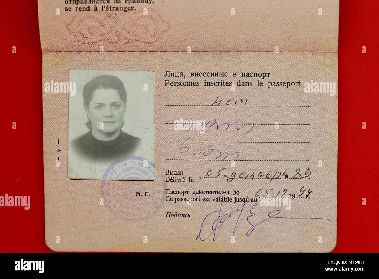 1980s / 1990s CCCP / URSS / soviétique / passeport russe délivré à une citoyenne. Banque D'Images
