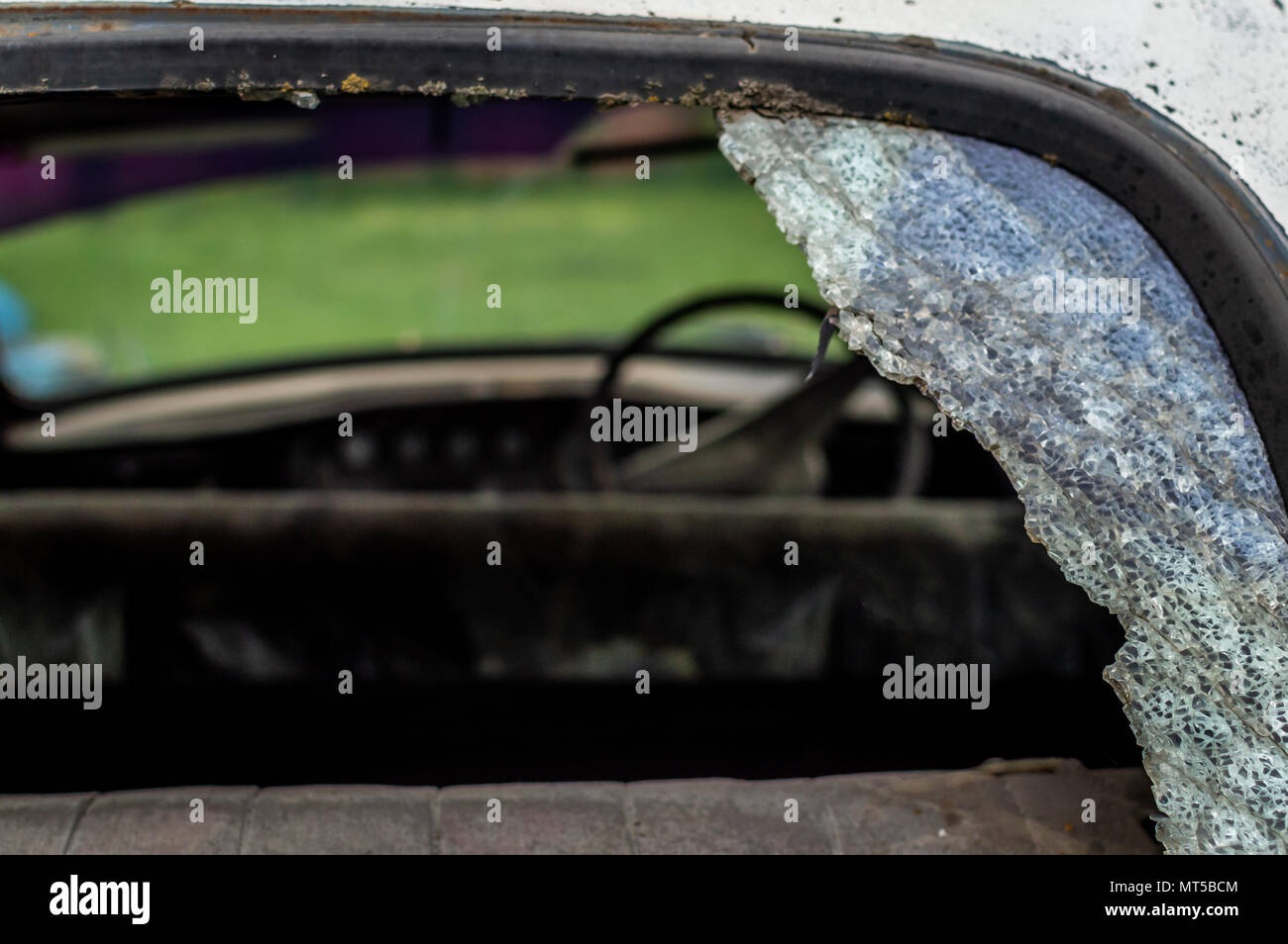 Un vieux vintage car en mauvais état avec volet de fenêtre arrière en verre fissuré brisé en éclats Banque D'Images