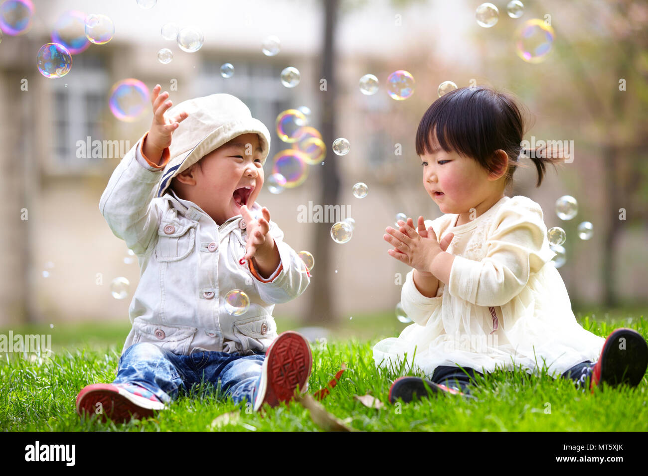 Deux professionnels peu d'enfants d'Asie en plein air le parc ensoleillé Banque D'Images