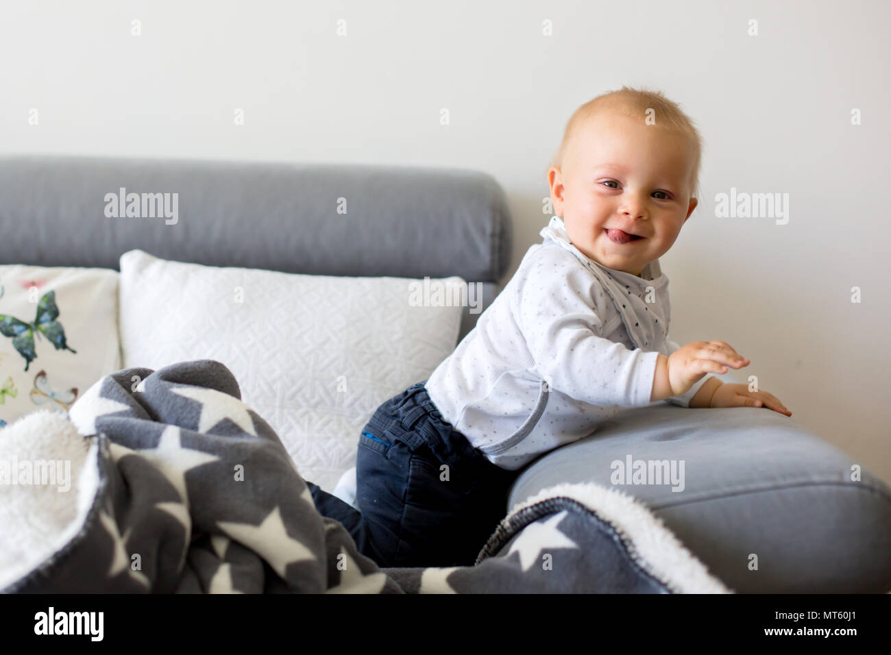 Peu De Malades Bebe Garcon Assis Sur Un Canape Dans La Salle De Sejour Avec Une Boite De Mouchoirs Photo Stock Alamy