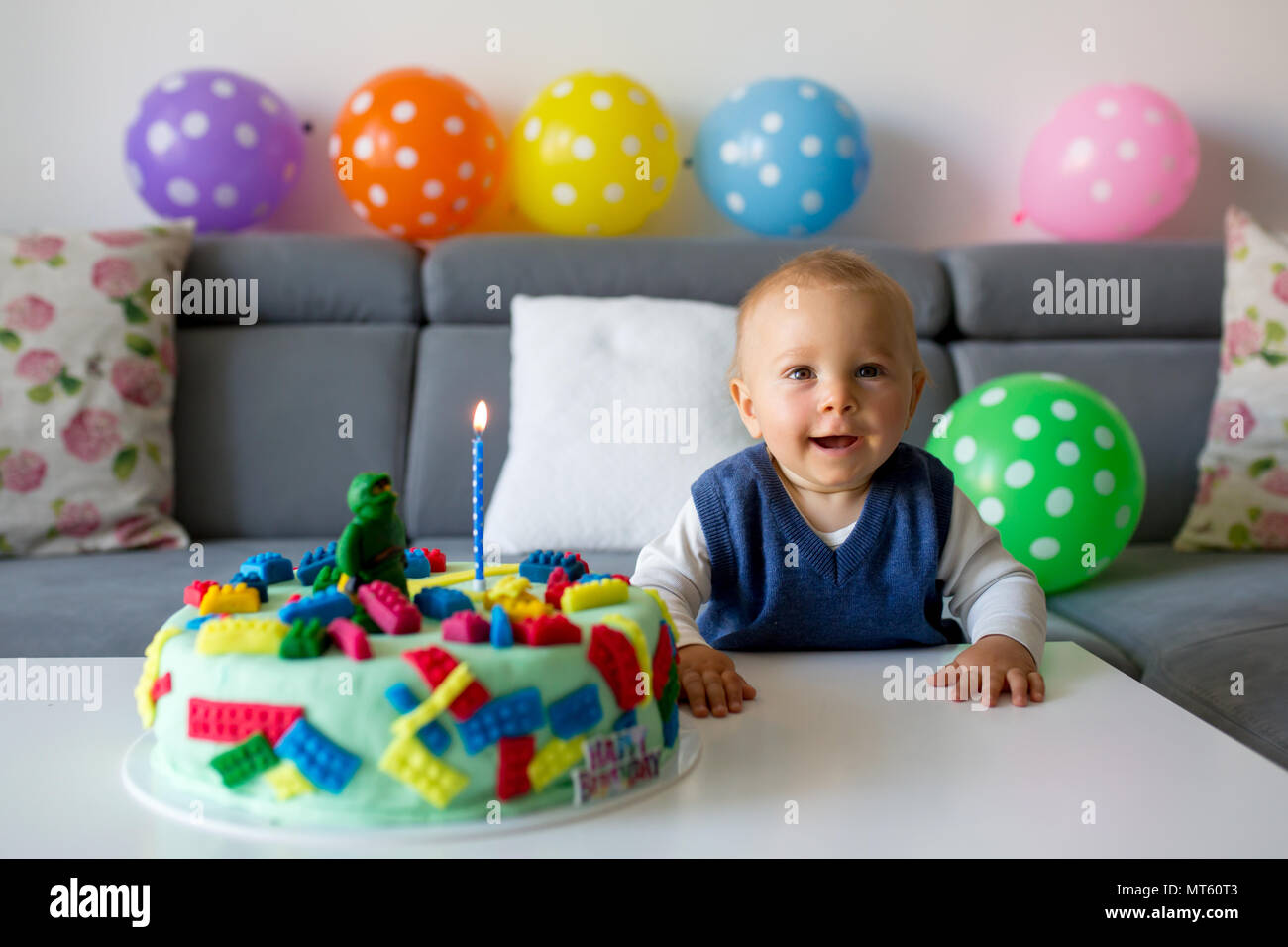 Enfant Mignon Bebe Garcon Celebre Son Premier Anniversaire Avec Des Gateaux Des Bougies Des Ballons A La Maison Photo Stock Alamy