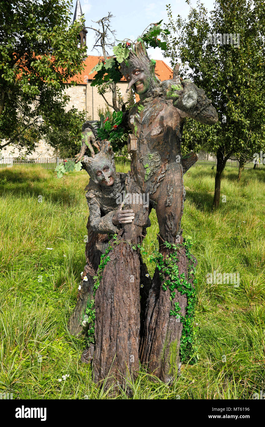 GEEK ART - Bodypainting répond aux SF, Fantasy et plus Tree-Beings : photoshooting avec les modèles Maria et Enrico dans le jardin du monastère de l'église du monastère à Wittenburg - un projet par le photographe et le Tschiponnique Skupin bodypaint artiste Enrico Lein Banque D'Images