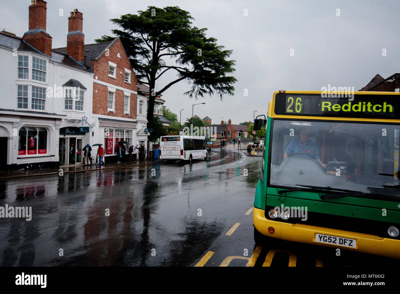 Sur le bus de pleuvoir rues de Stratford Upon Avon, England, UK Banque D'Images