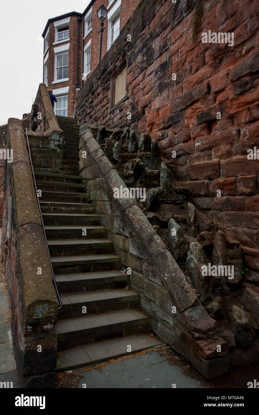 Vieux sone étapes sur le mur de la ville de Chester, England, UK. Banque D'Images