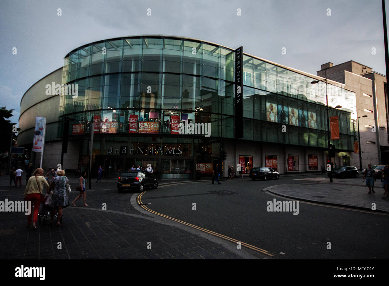 La façade de l'immeuble en verre d'un magasin du coin à Liverpool, au Pays de Galles, Royaume-Uni. Banque D'Images