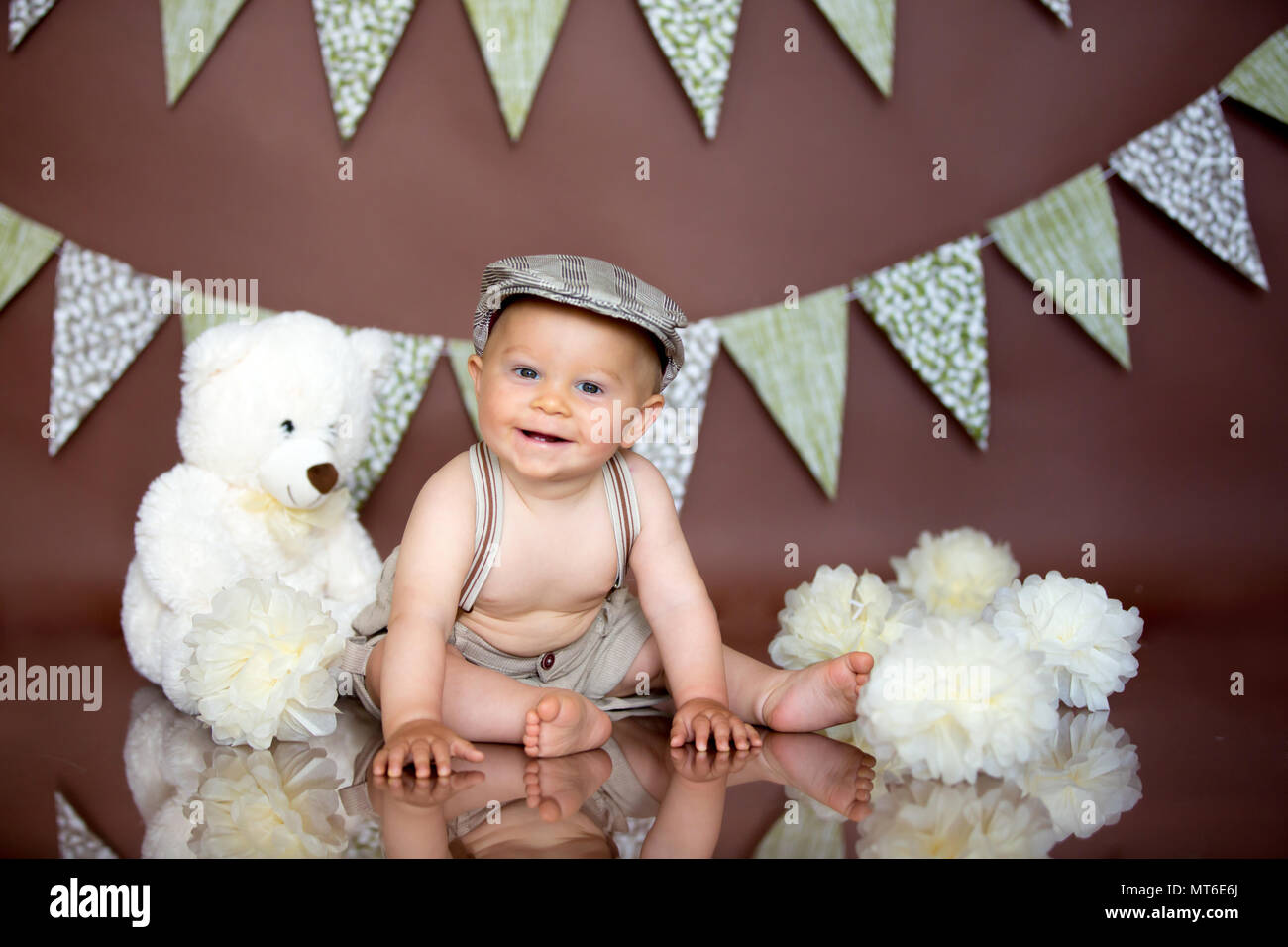 Petit Bebe Garcon Celebre Son Premier Anniversaire Avec Smash Gateau Partie Studio Shot Isole Sur Fond Brun Photo Stock Alamy