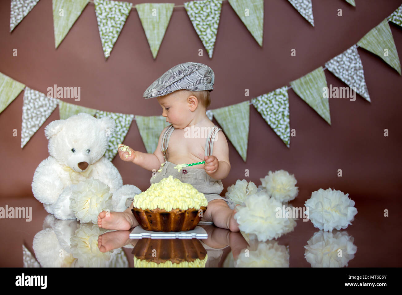 Petit Bebe Garcon Celebre Son Premier Anniversaire Avec Smash Gateau Partie Studio Shot Isole Sur Fond Brun Photo Stock Alamy