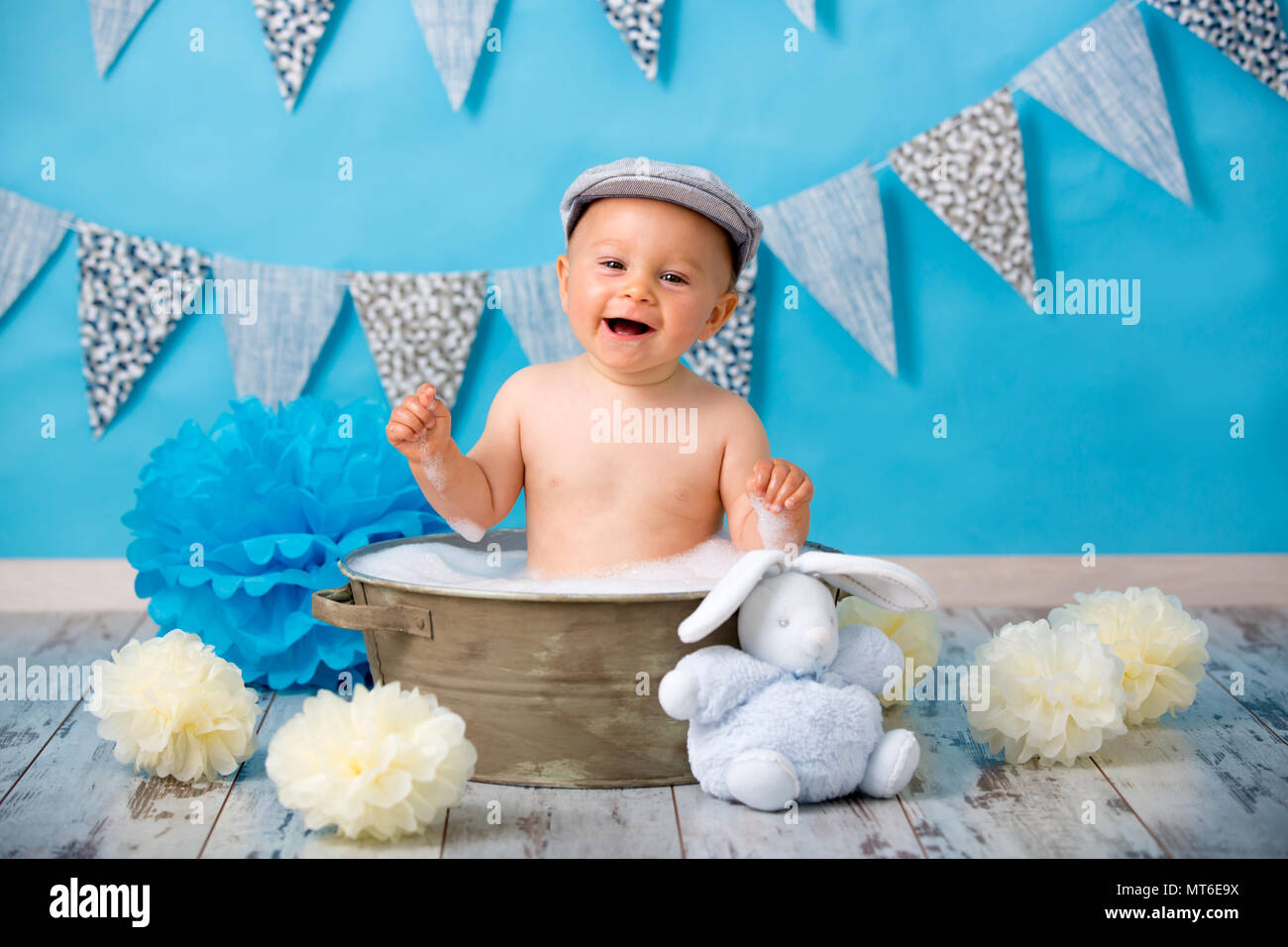 Cute baby boy, bain après avoir gâteau smash, coup isolé sur fond bleu  Photo Stock - Alamy