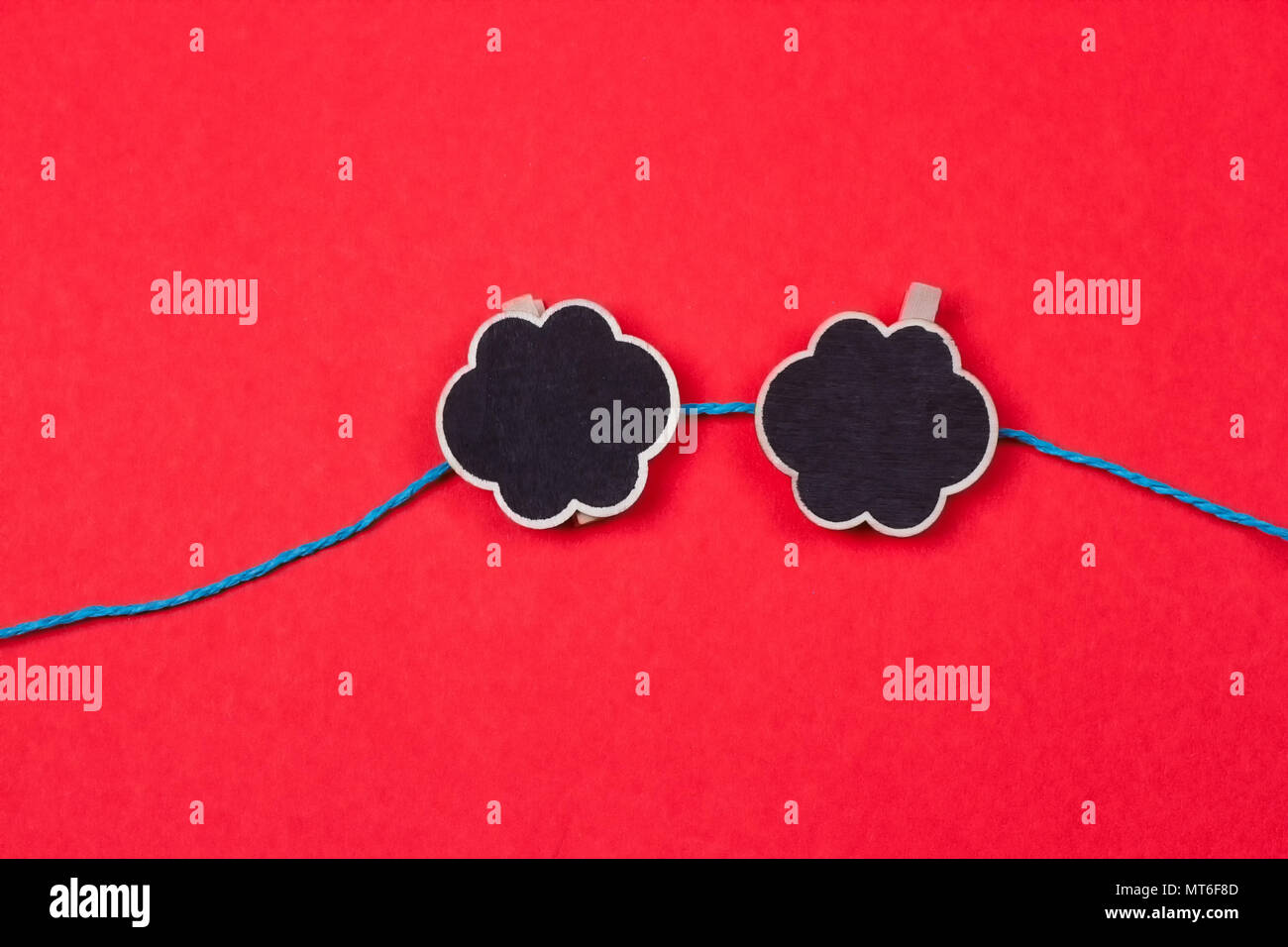 Avec pinces à linge une place pour l'écriture sur fond rouge Banque D'Images