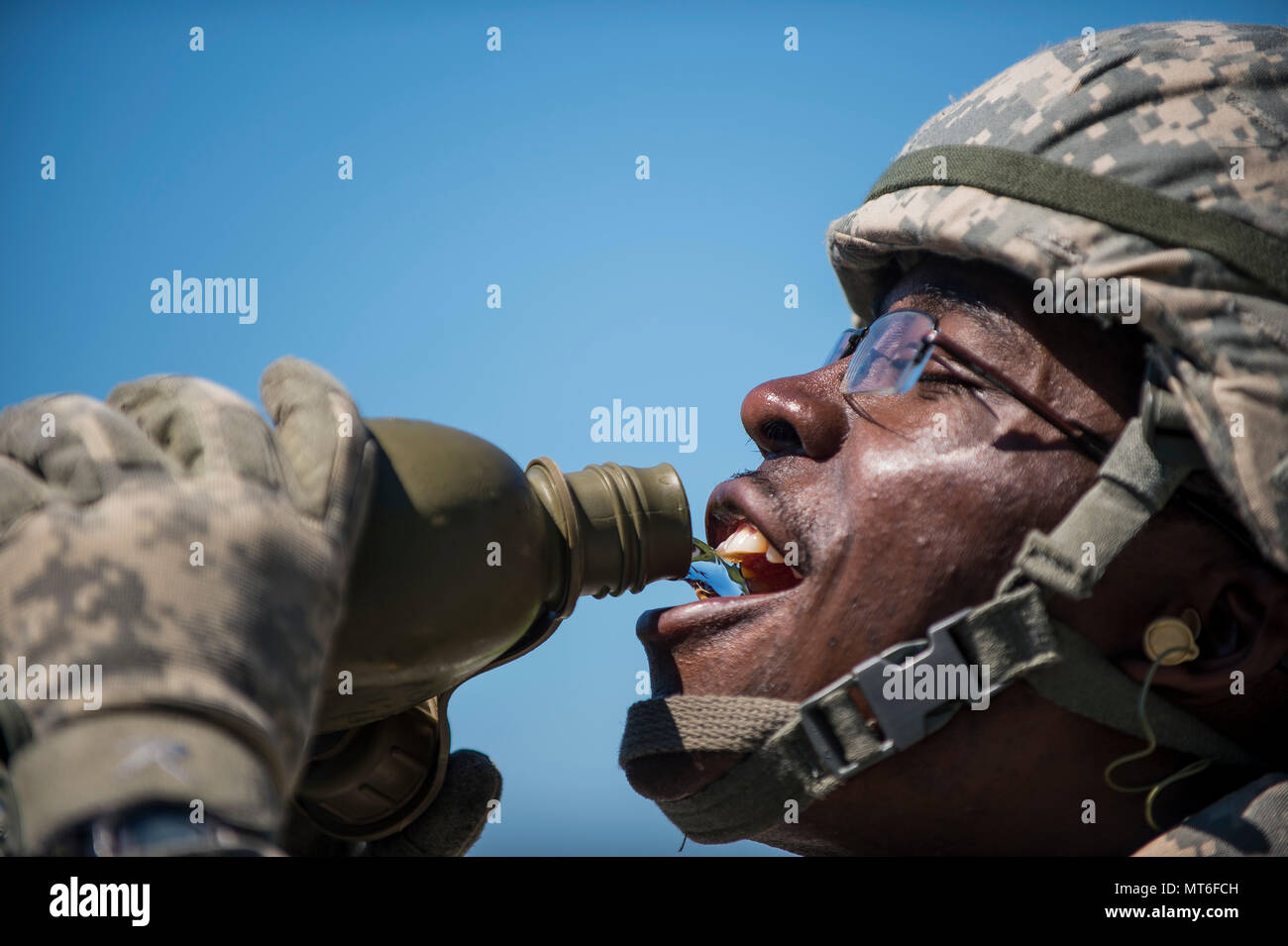 Le Sgt. Patrick Nguembu, un soldat de réserve de l'Armée américaine à la 949e compagnie de transport (bateau), situé à Baltimore, Maryland, prend un verre d'eau au cours d'un fichier .50-cal gamme organisé par le Commandement de la Police militaire 200e (Siège de l'entreprise), à Fort Indiantown Gap, Pennsylvanie, au cours de leur entraînement annuel le 30 juillet 2017. Le programme annuel de formation a été organisé à exercer le 200e MP Cmd. le personnel à se mobiliser, se qualifier sur les armes de l'équipage-service et exécuter un centre d'opérations tactiques en campagne du 29 juillet au 4 août. (U.S. Réserve de l'armée photo par le Sgt. Michel Sauret) Banque D'Images