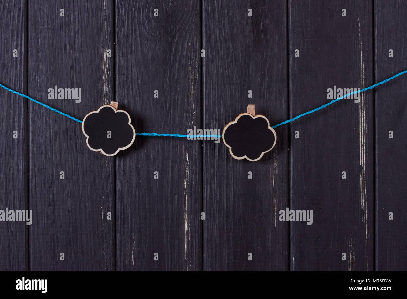 Clothespins avec espace pour texte sur une clôture en bois noir Banque D'Images