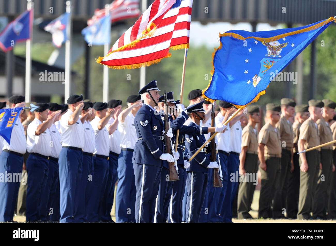 La cérémonie de passation de commandement est une longue tradition pour le transfert d'autorité de l'commander pour le nouveau commandant. La 17e Escadre de formation a pour mission de développer et inspirer l'intelligence exceptionnelle, de surveillance et de reconnaissance, et les professionnels de la protection de l'incendie pour l'Amérique et ses alliés. (U.S. Air Force Photo par Russell Stewart/libérés) Banque D'Images